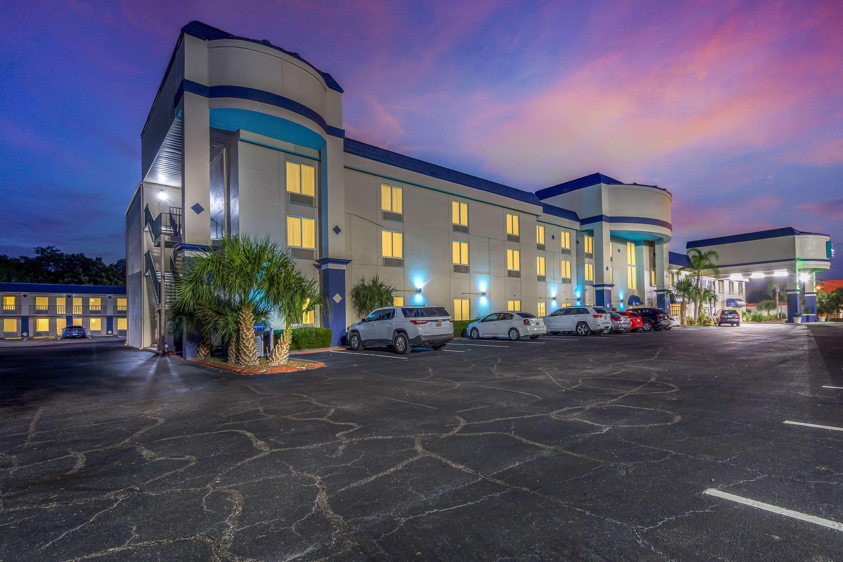 Clarion Inn & Suites Central Clearwater Beach Exterior foto