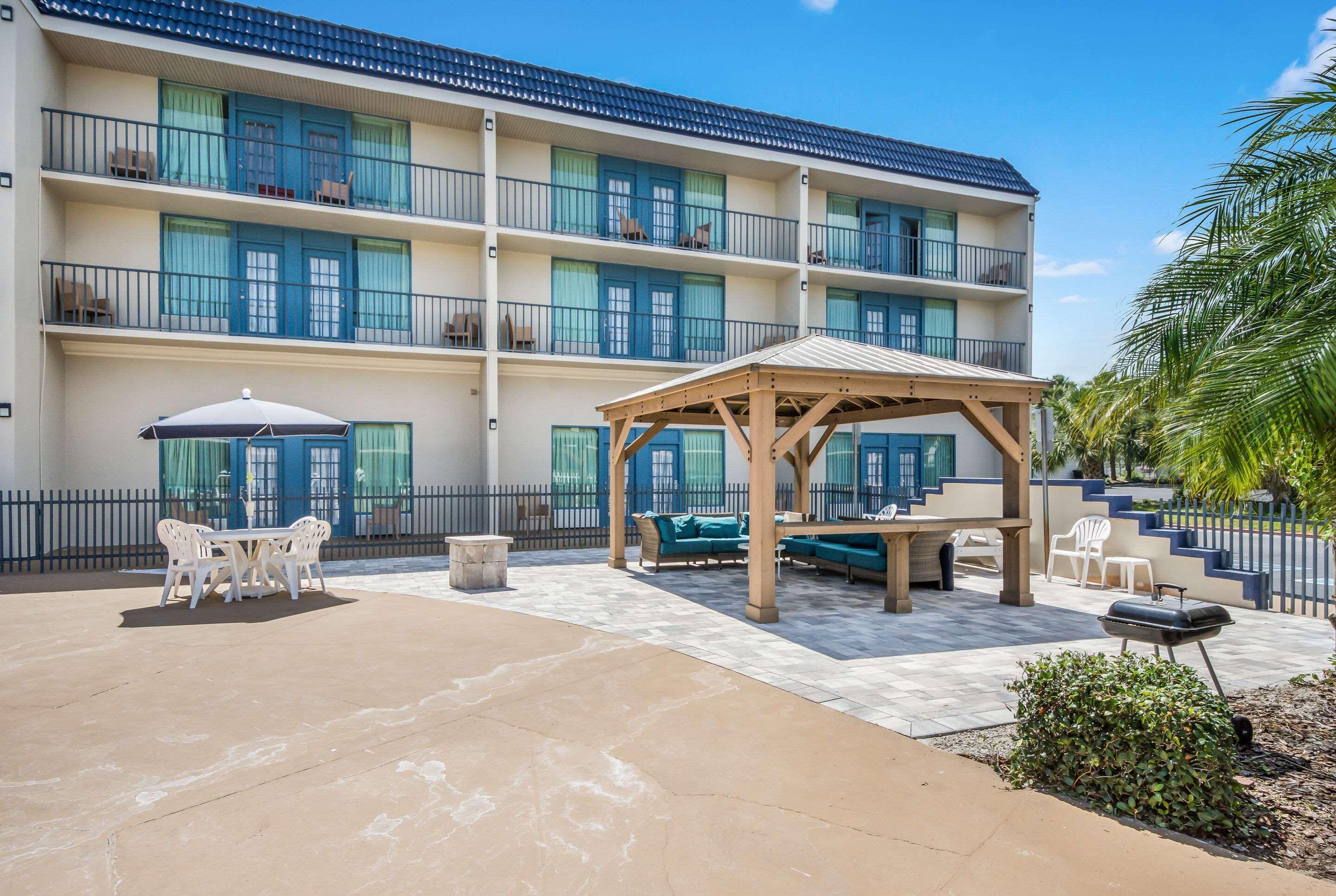 Clarion Inn & Suites Central Clearwater Beach Exterior foto