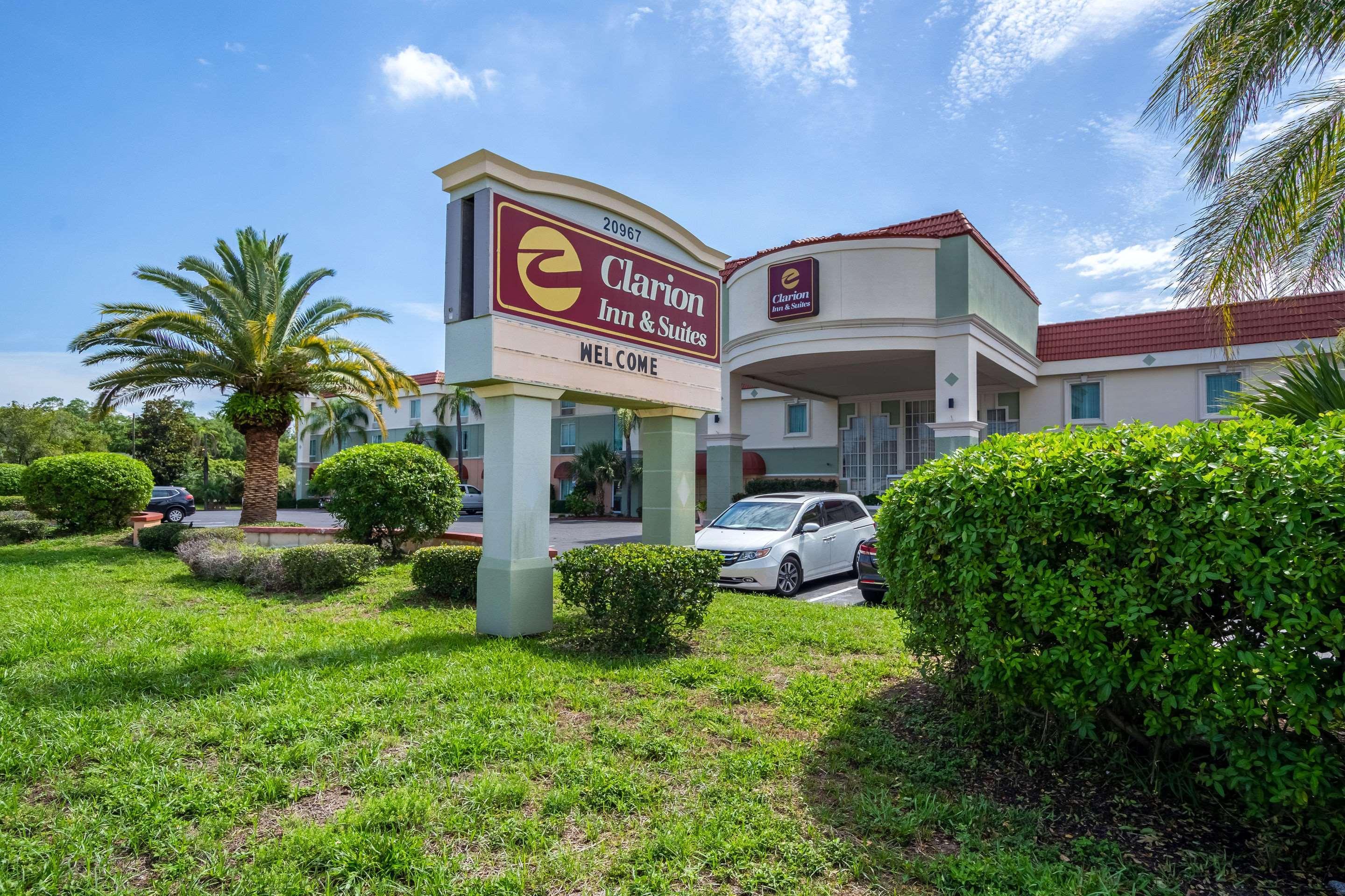 Clarion Inn & Suites Central Clearwater Beach Exterior foto