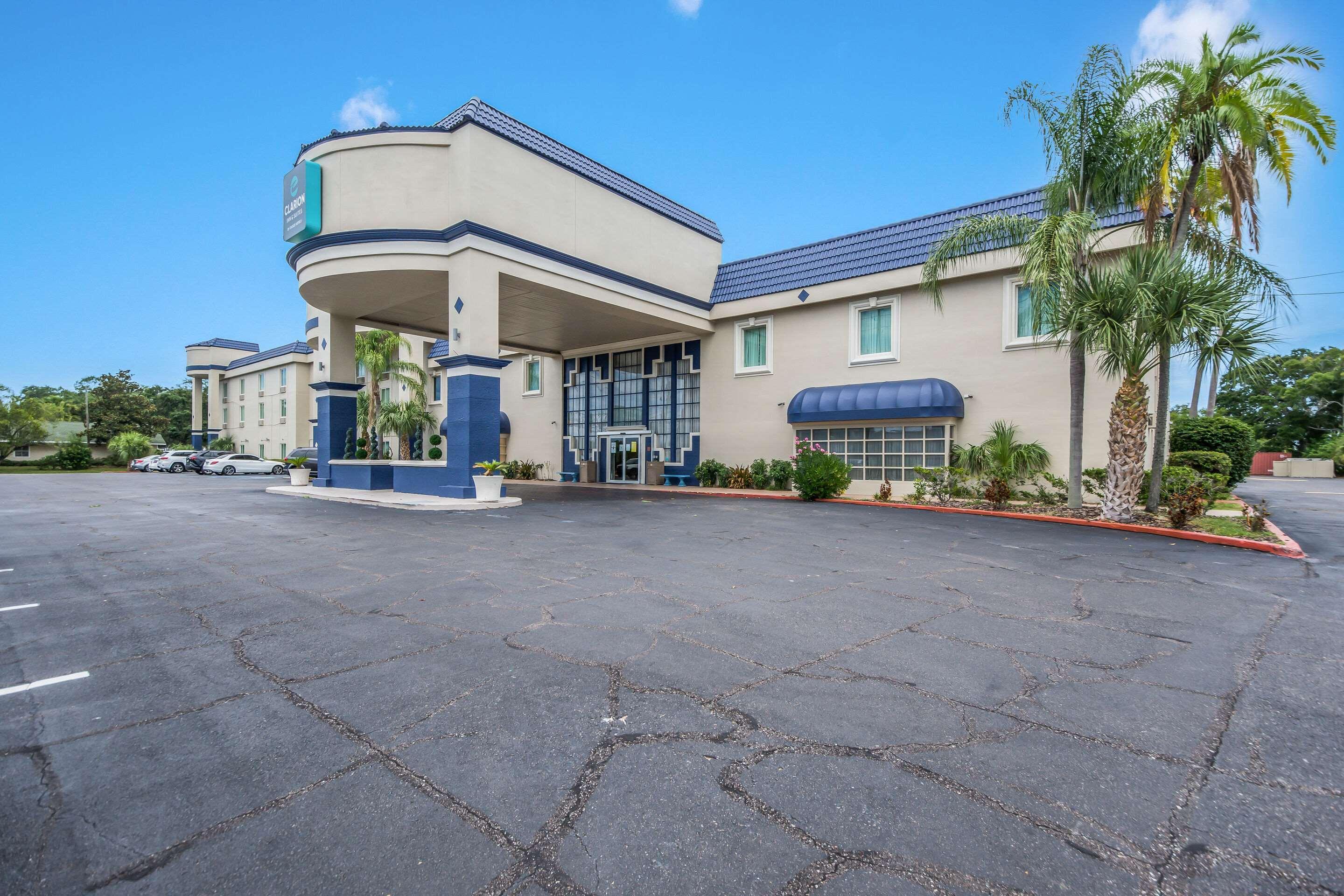 Clarion Inn & Suites Central Clearwater Beach Exterior foto