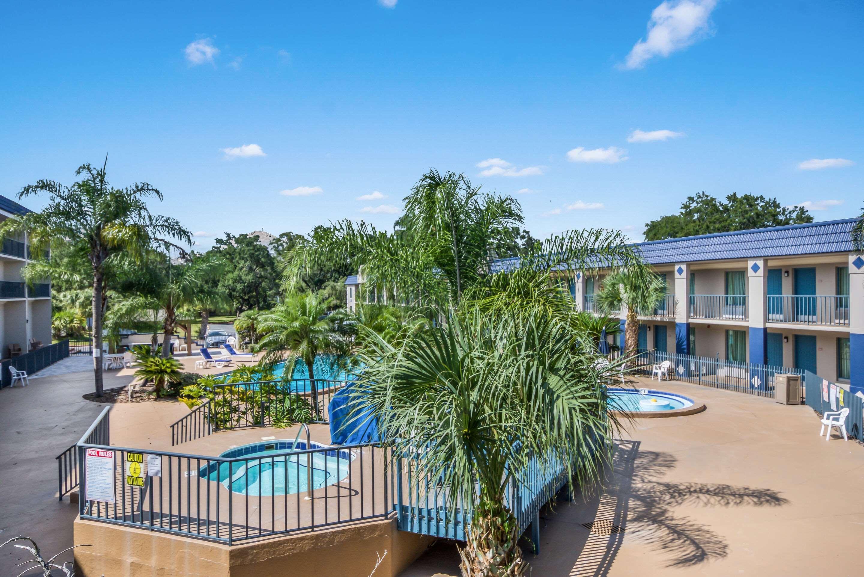 Clarion Inn & Suites Central Clearwater Beach Exterior foto