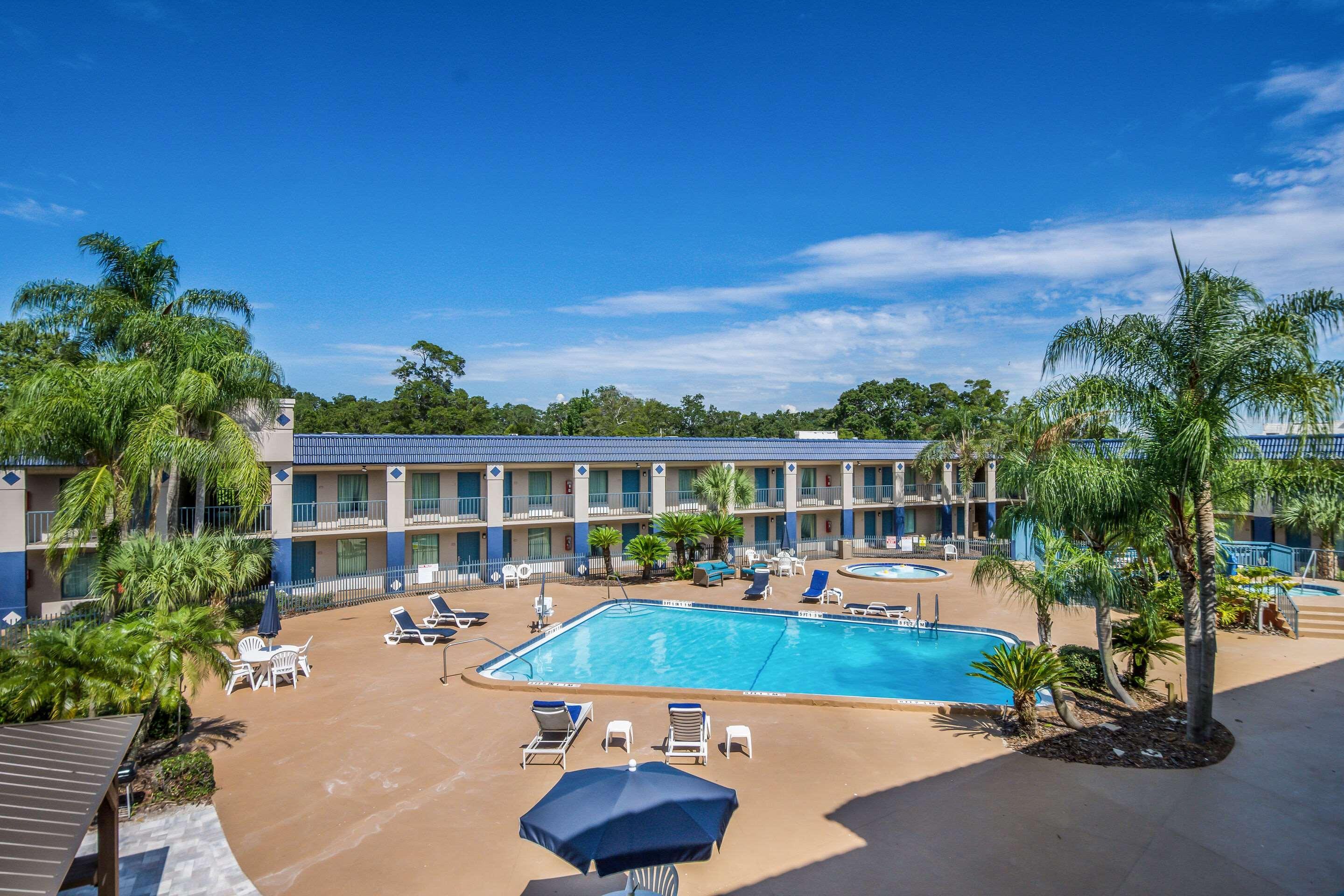 Clarion Inn & Suites Central Clearwater Beach Exterior foto