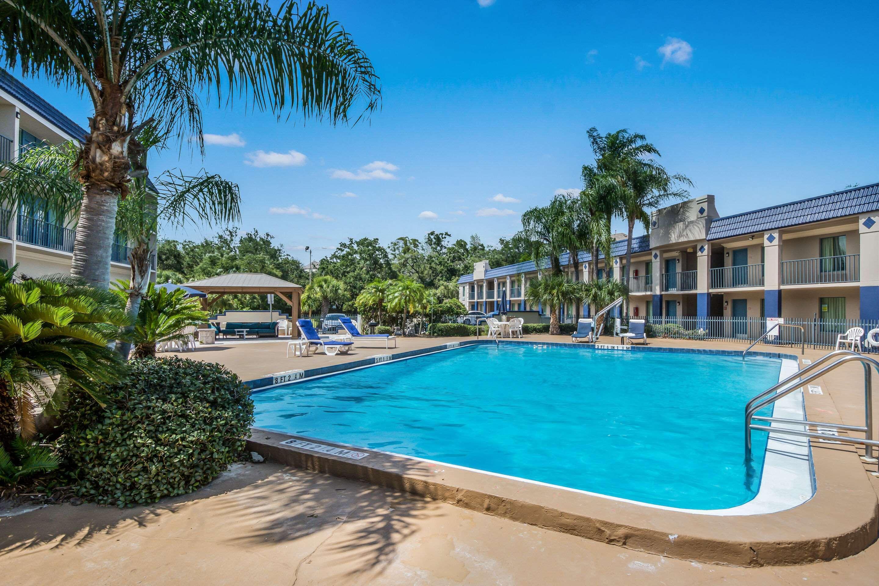 Clarion Inn & Suites Central Clearwater Beach Exterior foto