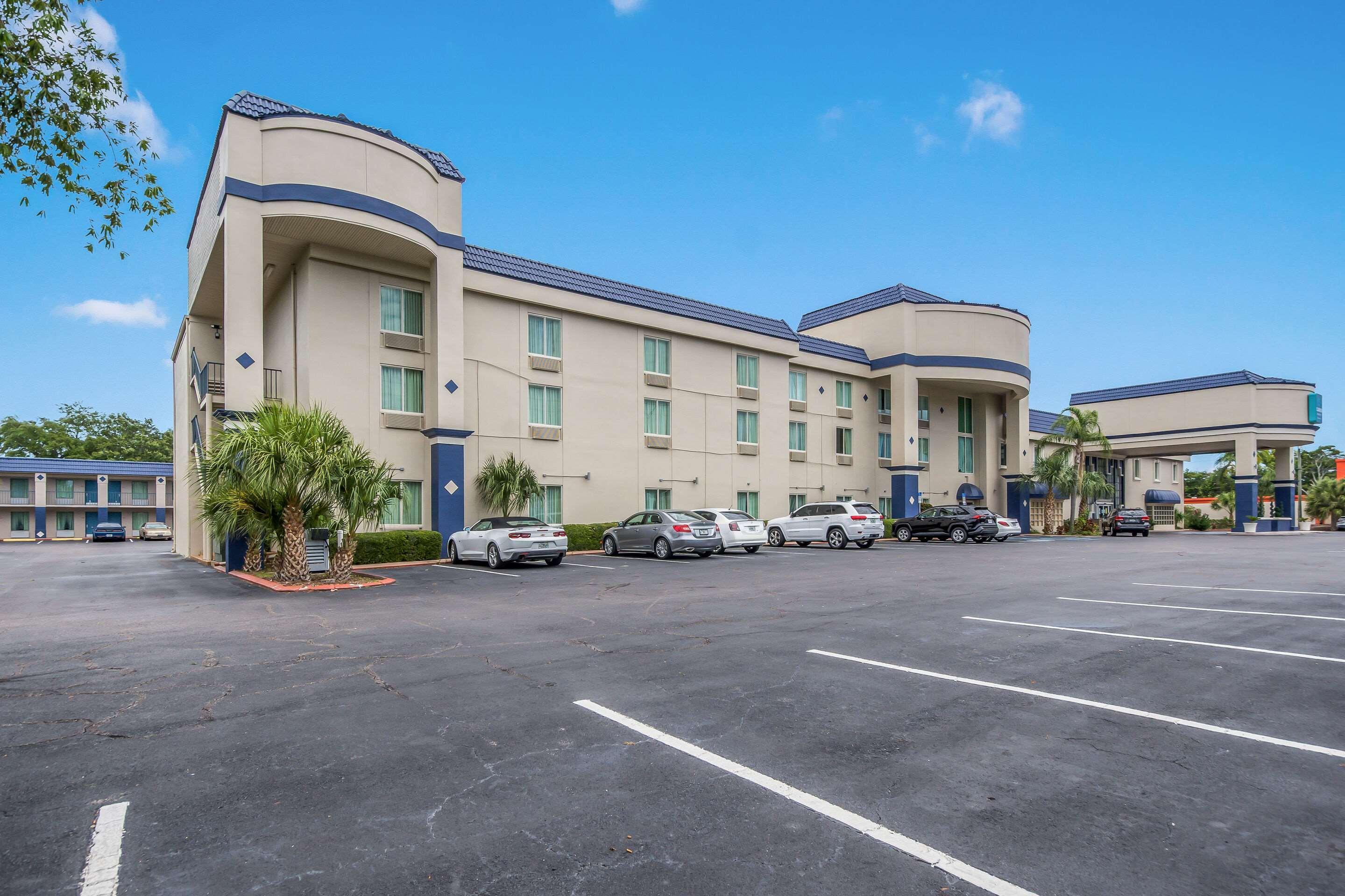 Clarion Inn & Suites Central Clearwater Beach Exterior foto